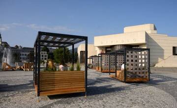 Vyhodené peniaze? Obyvateľov Nitry hnevajú drahé klietky na námestí, mesto na ne objednalo nové siete za 5-tisíc eur