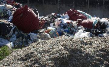 FOTO: Do obce pri Leviciach doviezli stovky ton odpadu z Poľska a Talianska, zastavila ich enviropolícia