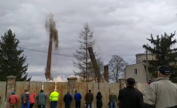 VIDEO: Dva 130-ročné komíny v Pohronskom Ruskove išli k zemi. Slávna éra cukrovaru je u konca