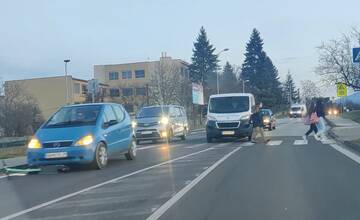 Pri stavebnej škole v Nitre skončil pod kolesami auta 18-ročný kolobežkár, akurát šiel cez priechod