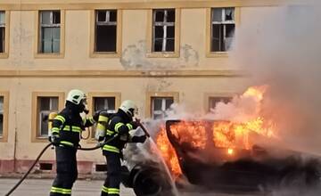 V Pevnosti Komárno bolo horúco: Hasiči krotili plamene, ktoré pohltili celé vozidlo. Išlo o cvičenie