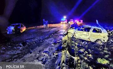 FOTO: Po zrážke pri Semerove skončili autá v plameňoch, o život prišiel manželský pár