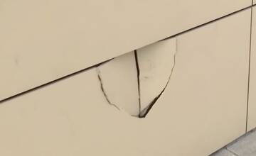 Vandali v Šali sa odreagovali na sadeniciach a fasáde mestského úradu