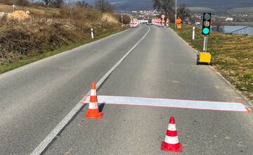 FOTO: Pri Žiranoch praská cesta, pribudli tu semafory a dopravné obmedzenie