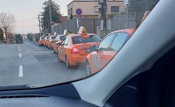 Nitrianska taxislužba parkuje svoje vozidlá priamo pod značkou zákaz zastavenia