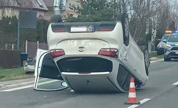 Je to možné? V Nitre skončilo auto na streche. Internet hľadá možné scenáre ako sa to mohlo stať