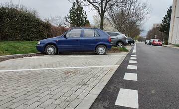 FOTO: Na Klokočine rozšírili parkoviská pod panelákmi, pomohla vytrvalosť mestských poslancov