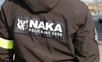 Policajti z NAKA zasahovali vo Vrábľoch, museli mať aj protiplynové masky