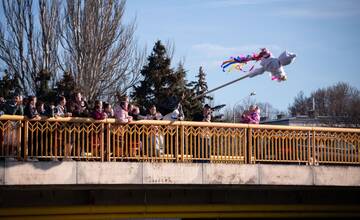 Sviatky jari sa  pomaly blížia, do rieky v Nitre už tradične hodia Morenu