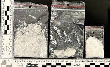 Policajti v Nitre zastavili auto len kvôli brzdovým svetlám. Sedela v ňom „známa firma“ aj s pervitínom v tajnej skrýši