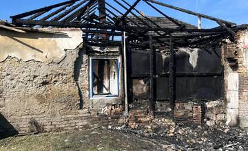 AKTUALIZÁCIA: Rodina po požiari v obci Neded dostala potrebnú pomoc. Vedenie obce reaguje na kritiku