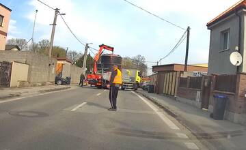 VIDEO: Na Dolnočermánskej ulici v Nitre strhol nákladiak elektrické vedenie, úsek ostal neprejazdný 