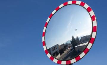 Koniec nehodám? Na jednej z križovatiek na Klokočine pribudlo zrkadlo. Miestni dúfajú, že to pomôže