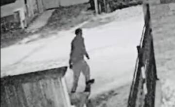 VIDEO: Muž s tehlou v ruke demoloval dom rodine z Nitrianskej Blatnice. Nebál sa tam vrátiť znova