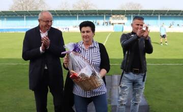 FK Slovan Duslo Šaľa vie, čo sa patrí. Takto krásne sa rozlúčili s pani upratovačkou, ktorá išla do dôchodku