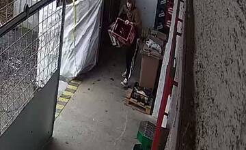 FOTO: Opakovane kradol prepravky spoza prevádzky v Nitre. Mladíka trikrát zachytila kamera, nepoznáte ho?