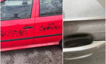Jedno auto mu niekto doškriabal, druhé popísal fixkou. Muž z Klokočiny hľadá vinníka