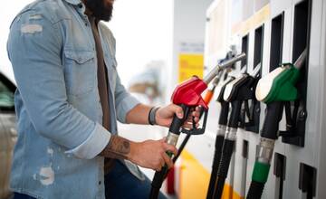 Slovensko má oproti iným krajinám šialené ceny benzínu. Tankovať za hranicami radí aj analytik