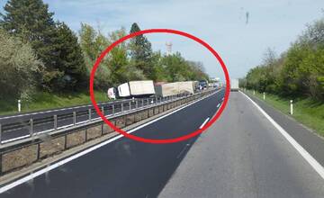 Na diaľnici R1 za Nitrou smerom na Trnavu sa tvoria kolóny, nákladné auto skončilo na boku