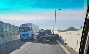 FOTO: V Nitre smerom na Dražovce došlo k nehode, rátajte so zdržaním