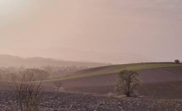 Saharský prach je späť. V najbližších dňoch vám opäť zašpiní autá aj parapety