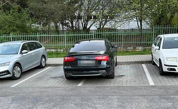 Vodič Audi zaparkoval na Klokočine cez dve parkovacie miesta. Veľké auto, veľké ego, hnevajú sa ľudia