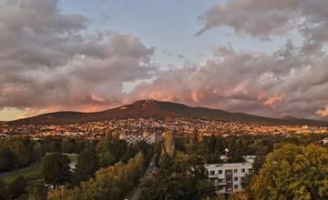 Celý Nitriansky kraj čaká poriadne veterný deň, vydané sú aj výstrahy