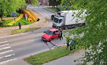FOTO: V Zlatých Moravciach sa zrazilo auto s nákladiakom, úsek je neprejazdný 