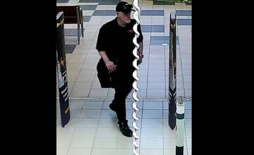 Policajti v Nitre hľadajú muža z nákupného centra, chcú objasniť krádež SSD disku