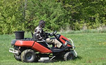V Nitre už vytiahli kosačky. Začalo sa s kosením vysokej trávy, ľudia sa už sťažovali 