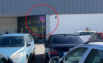 Za zlé parkovanie pred Lidlom na Chrenovej dostanete papuču. Sťažnosti na „zlé“ značky sú zbytočné