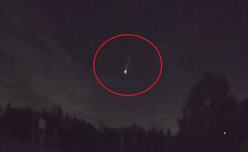 VIDEO: V Hurbanove zachytila kamera letiaci meteor. Zasvietil nad Moravou, a potom sa vyparil
