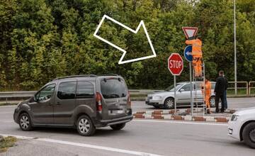 V Nitre varujú pred premenlivou STOP-kou. Otáča sa podľa vetra a zastavuje autá v oboch smeroch