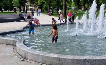 Deti si pomýlili Žabiu fontánu v Nitre s kúpaliskom. Je to však zakázané, toto vám hrozí