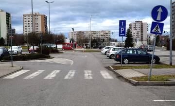 FOTO: Na parkovisku v Nitre skončil chodec pod kolesami auta. Polícia hľadá svedkov, ktorí niečo videli