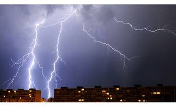 Slnečné dni Nitrianskom kraji môžu vystriedať búrky. SHMÚ vydal výstrahy aj pred vetrom a krúpami