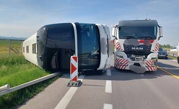 FOTO: Na R1 v smere na Nitru sa prevrátil autobus. Nehoda zablokovala jeden jazdný pruh