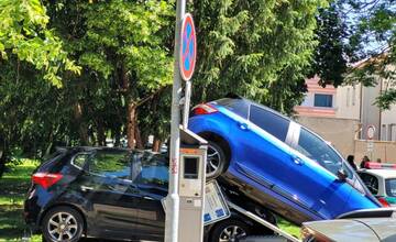 FOTO: Spiderman alebo nová parkovacia politika v Topoľčanoch? Ľudia sa bavia, dve autá stáli na sebe
