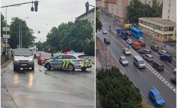 Pri Nitrazdroji na Štúrovej v Nitre stála sanitka aj policajti, tvorili sa tam kolóny