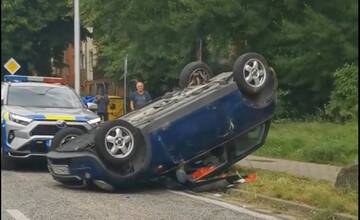 VIDEO: Ako je to možné? Na Schurmannovej ulici v centre Nitry skončilo auto prevrátené na strechu