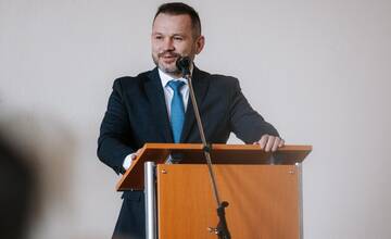 Muž, ktorý sa vyhrážal Becíkovi, do väzby nepôjde. Súd rozhodol inak