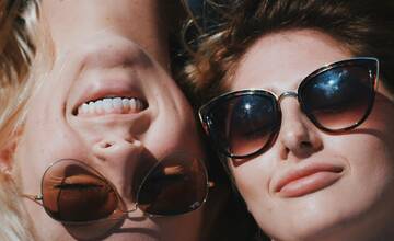 Slnečné okuliare môžu byť módnym doplnkom aj ochranou naraz. Odborníčka radí, ako si správne vybrať