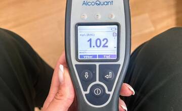 Vodič jazdil cez obed po Nitre bez vodičáku, ale s dvomi promile. Hliadke tvrdil, že pil len sirup proti kašľu