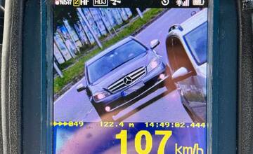 Policajná naháňačka v Nitre: Vodič pri úteku takmer zrazil policajta, hliadky ho museli obkľúčiť