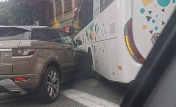 FOTO: Na Mostnej ulici v Nitre sa zrazil autobus s autom, na mieste je už polícia