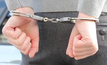 Agresívny Nitran búchal do zvončekov, pred policajtmi sa rozplakal, trieskal si hlavu o stenu a potom ich napadol