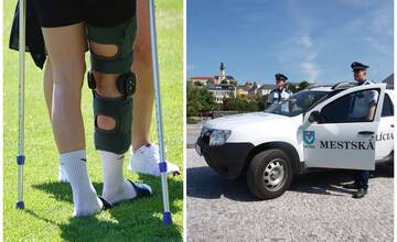 Výťah nefungoval, hasiči a záchranári ju odmietli. Imobilnej žene z Nitry pomohli až mestskí policajti