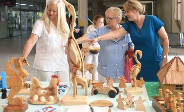FOTO: Pacienti psychiatrie vystavovali svoje výtvory na burze v novozámockej nemocnici  
