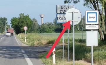 FOTO: Obyvatelia kritizujú osadenie značiek v Nových Zámkoch. Prečo sa navzájom zakrývajú?