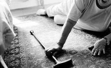 Žena ležala na podlahe bytu tri dni, kým ju niekto našiel. Na pomoc privolali políciu aj záchranárov